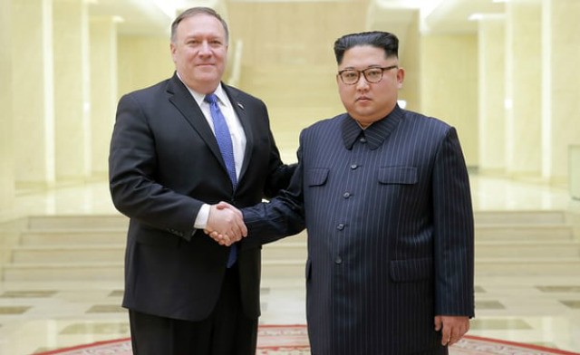 Bộ trưởng Bộ Ngoại giao Mỹ Mike Pompeo (bên trái) vừa có cuộc gặp lần thứ hai với lãnh đạo Bắc Triều Tiên Kim Jong-un.