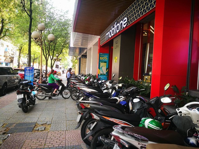 Hai điểm giao dịch của nhà mạng MobiFone và VinaPhone trên đường Nguyễn Du (TPHCM) đã không đông đúc như những ngày trước đó.