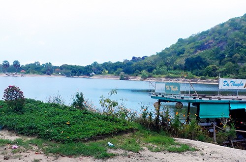 Khu du lịch Hồ Soài So của gia đình Bí thư huyện Tri Tôn đầu tư, kinh doanh khi chưa hoàn tất các thủ tục pháp lý. Ảnh: Phú An.
