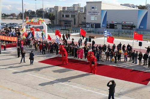 Lễ đón một hạm đội hải quân Trung Quốc ở cảng Piraeus - Hy Lạp Ảnh: Tân Hoa Xã.