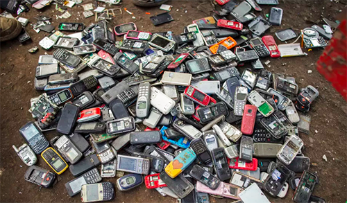 Điện thoại hỏng thường bị vứt vào các bãi rác.