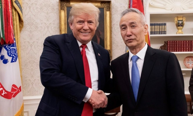 Tổng thống Mỹ Donald Trump (trái) và Phó Thủ tướng Trung Quốc Lưu Hạc (Ảnh: Twitter).