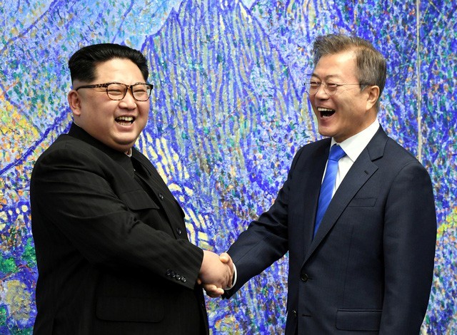 Tổng thống Hàn Quốc Moon Jae-in bắt tay nhà lãnh đạo Triều Tiên Kim Jong-un tại hội nghị thượng đỉnh liên Triều hồi tháng 4 (Ảnh: Reuters)