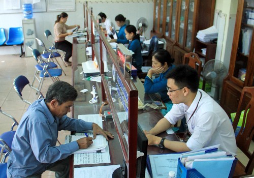 Công chức tại khu vực một cửa ở Đà Nẵng trong giờ làm việc. Ảnh: Nguyễn Đông.