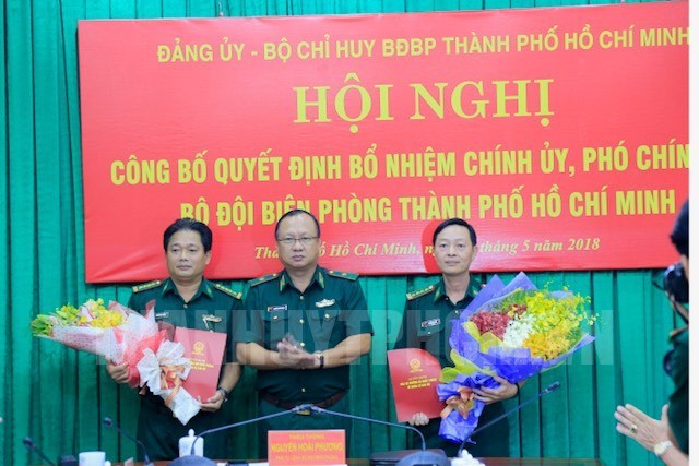 Thiếu tướng Nguyễn Hoài Phương, Phó Tư lệnh BĐBP trao quyết định và chúc mừng các đồng chí được bổ nhiệm. Ảnh Đảng bộ TPHCM