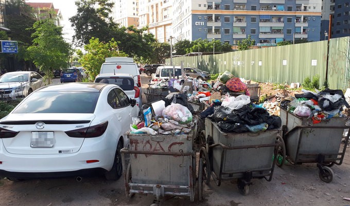 Không có chỗ gửi, dân chung cư để ôtô ở bãi rác