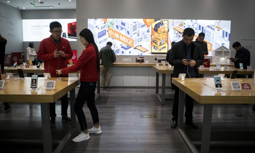 Bên trong cửa hàng Xiaomi - nhà sản xuất smartphone lớn thứ tư thế giới. Ảnh: Bloomberg.
