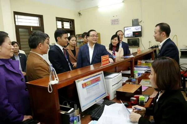Bí thư Thành ủy Hà Nội Hoàng Trung Hải thăm bộ phận một cửa.
