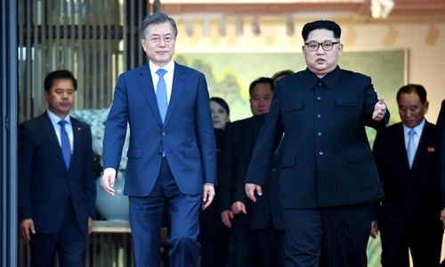 Tổng thống Hàn Quốc (trái) và lãnh đạo Triều Tiên tại hội nghị thượng đỉnh liên Triều ngày 27/4. Ảnh: Yonhap.