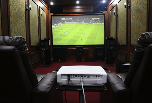 Máy chiếu 4K được nhiều người lựa chọn để chuẩn bị cho mùa World Cup.