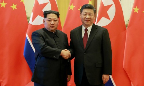 Lãnh đạo Triều Tiên Kim Jong-un (trái) đến Bắc Kinh gặp Chủ tịch Trung Quốc Tập Cận Bình hồi tháng ba. Ảnh: Xinhua.