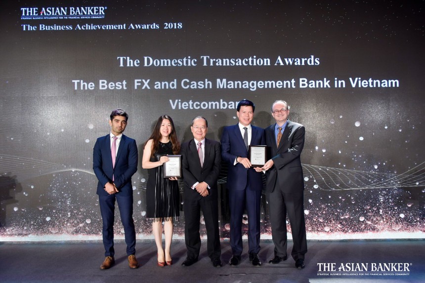 Ông Phạm Mạnh Thắng, Phó tổng giám đốc Vietcombank (thứ 2 từ phải sang) và bà Phan Khánh Ngọc, Trưởng phòng Quan hệ Công chúng TSC (thứ 2 từ trái sang) nhận giải thưởng do The Asian Banker trao tặng