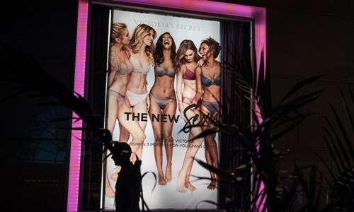 Một poster quảng cáo sản phẩm của Victoria's Secret. Ảnh: Bloomberg