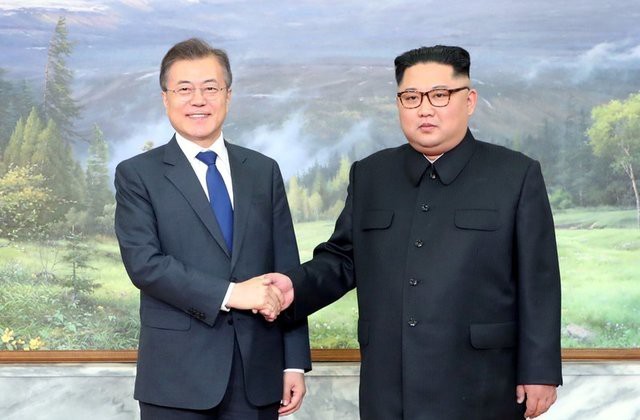 Nhà lãnh đạo Triều Tiên Kim Jong-un (phải) và Tổng thống Hàn Quốc Moon Jae-in (Ảnh: Reuters).