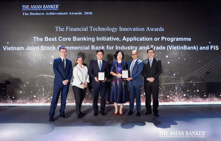 Hai đại diện của VietinBank là ông Trần Công Quỳnh Lân và bà Trần Thị Minh Đức (đứng giữa) nhận Giải Thưởng “Chương trình đổi mới Core Banking tốt nhất” từ The Asian Banker