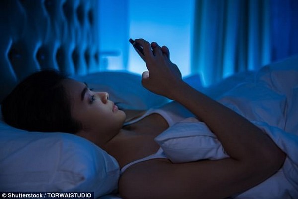 Dùng smartphone vào đêm muộn có thể dẫn đến trầm cảm và nhiều vấn đề về sức khỏe khác (Ảnh minh họa)