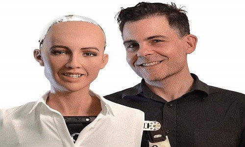 Tiến sĩ David Hanson và robot Sophia do ông chế tạo. Ảnh: VCG.