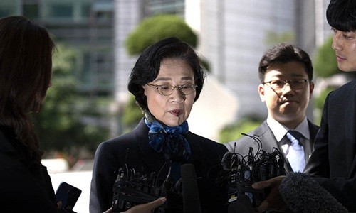 Lee Myung-hee tỏ ra bình tĩnh, liên tục cúi đầu nói xin lỗi khi xuất hiện tại trụ sở cảnh sát Seoul sáng 28/5. Ảnh: Korea Times.