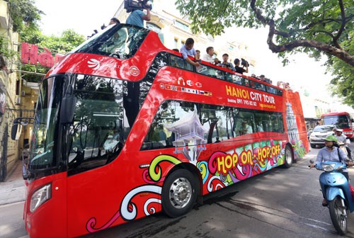 Chuyến xe đầu tiên của buýt 2 tầng chạy quanh Hồ Hoàn Kiếm (Hà Nội). Ảnh: Bá Đô.
