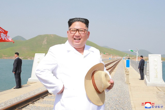 Ông Kim Jong-un thị sát cây cầu đường sắt mới hoàn thành của Triều Tiên trong tháng 5 (Ảnh: KCNA).