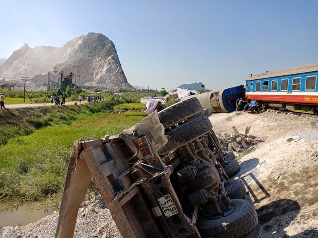Vụ TNGT đường sắt tại Thanh Hóa khiến 12 người thương vong (ảnh: Bình Minh).