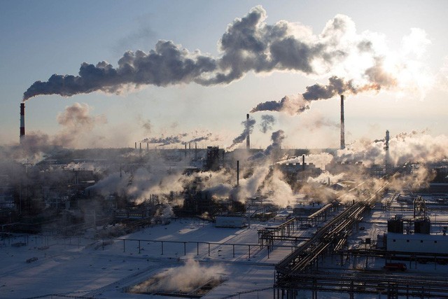 Một nhà máy lọc dầu ở Nga (Ảnh: Getty).