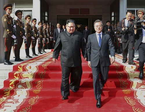 Tổng thống Hàn Quốc Moon Jae-in (phải) và lãnh đạo Triều Tiên Kim Jong-un xuất hiện sau cuộc gặp tại Khu Phi quân sự liên Triều (DMZ) hôm 26/5. Ảnh: South Korea Presidential Blue House.