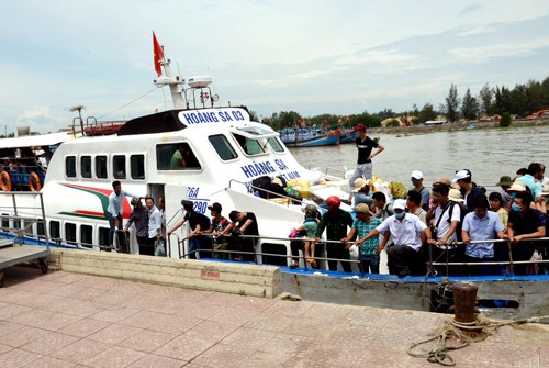 Tàu cao tốc đưa du khách từ đảo Lý Sơn sắp neo vào cảng Sa Kỳ. Ảnh: Phạm Linh.