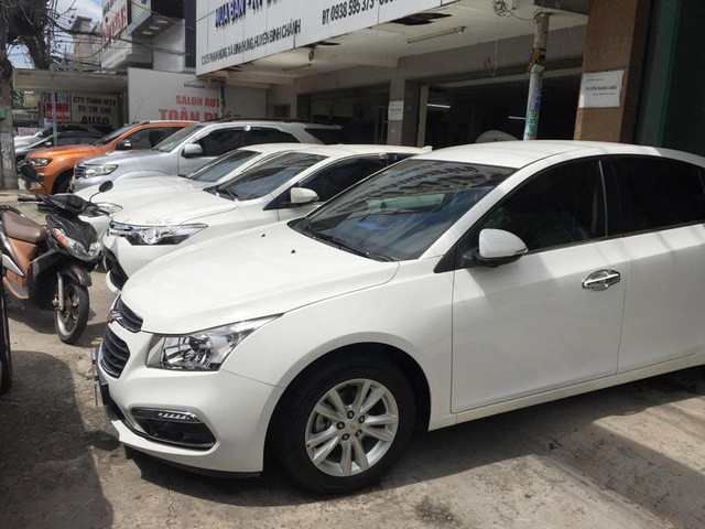 Thị trường xe ô tô cũ tại TPHCM đang khá “ảm đạm”, lượng xe bán ra của nhiều cửa hàng bị sụt giảm khoảng 50%.
