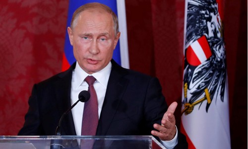 Tổng thống Nga Vladimir Putin trong một cuộc họp báo hôm 5/6. Ảnh: Reuters.