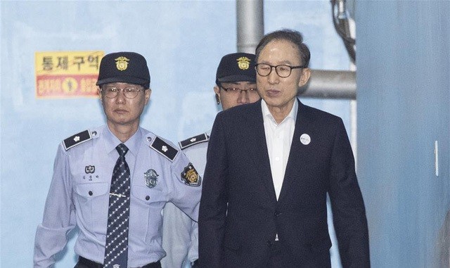 Cựu Tổng thống Lee Myung-bak được đưa tới tòa án Seoul hồi tháng 5 (Ảnh: Tân Hoa Xã).