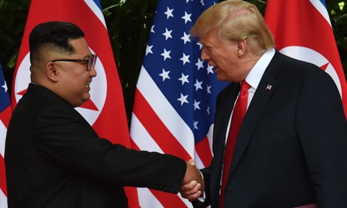 Tổng thống Mỹ Donald Trump và lãnh đạo Triều Tiên Kim Jong-un bắt tay sau khi ký tuyên bố chung. Ảnh: Reuters.