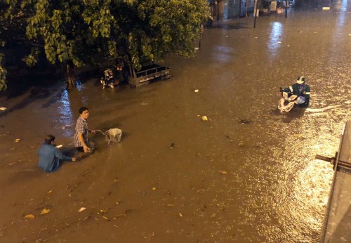 Đường Nguyễn Hữu Cảnh bị ngập sâu sau trận mưa lớn đêm 1/6. Ảnh: Duy Trần.