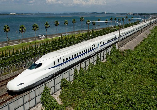 Tàu Shinkansen của Nhật vận hành tốc độ 300 km/h. Ảnh: Hitravel.