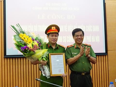Thiếu tướng Đoàn Duy Khương trao quyết định và chúc mừng Đại tá Nguyễn Văn Viện. Ảnh ANTĐ.