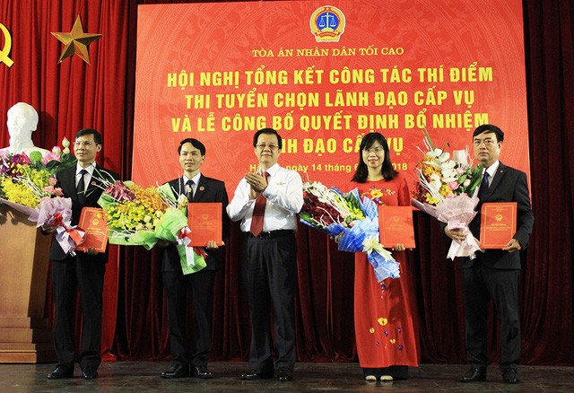 Bốn người trúng tuyển được bổ nhiệm làm lãnh đạo cấp Vụ ở TANDTC (Ảnh: Trần Thanh).