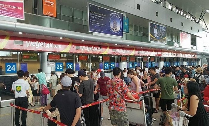 Hành khách bị cấm bay vì ném điện thoại vào mặt nhân viên hàng không