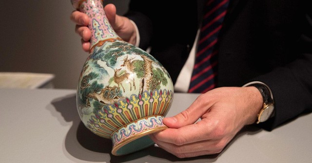 Chiếc bình cổ từ thế kỷ 18 được tìm thấy trong hộp đựng giày. (Nguồn: Thomas Samson | AFP | Getty Images).