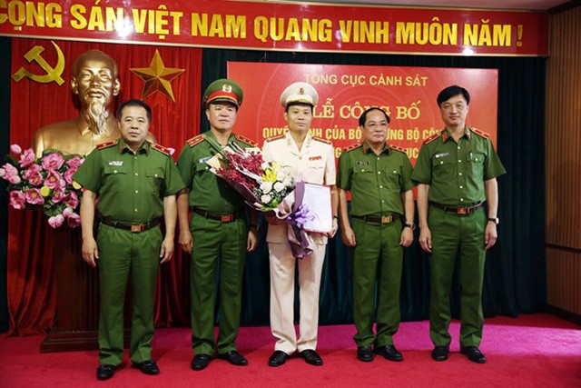 Trung tướng Trần Văn Vệ và các lãnh đạo Tổng cục Cảnh sát chúc mừng Đại tá Trần Ngọc Hà được tín nhiệm giao phó trọng trách mới, Cục trưởng Cục Cảnh sát hình sự. (Ảnh: CAND).