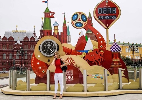 Đồng hồ đếm ngược đến World Cup tại Moskva (Nga). Ảnh: AFP.
