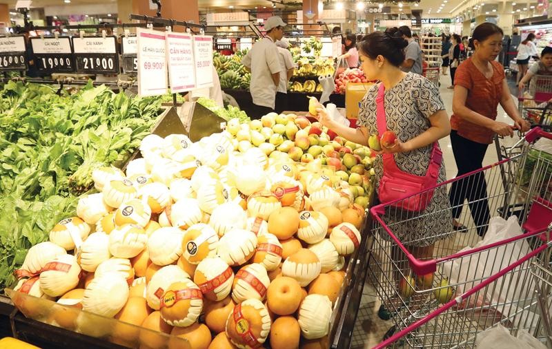 Thông tin về hội nhập luôn là mảng đề tài ưu tiên của báo chí. Trong ảnh: Hoa quả nhập khẩu bán tại siêu thị Việt Nam.