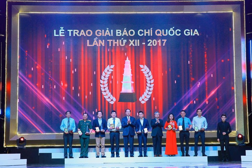 Chủ tịch nước Trần Đại Quang và Thường trực Ban Bí thư Trần Quốc Vượng trao giải cho các tác giả đạt Giải A (Ảnh: Chí Cường).