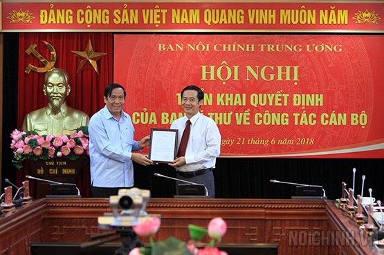 Đồng chí Nguyễn Thanh Bình trao quyết định cho đồng chí Nguyễn Thái Học. Ảnh Noichinh.vn.