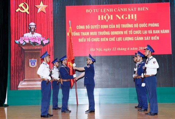 Thiếu tướng Nguyễn Văn Sơn, Tư lệnh CSB Việt Nam trao Quân kỳ Quyết thắng cho các đơn vị. Ảnh: QĐND.