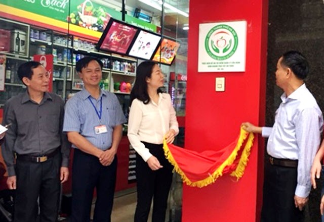 Hà Nội phấn đấu 80 - 90% cửa hàng kinh doanh trái cây được gắn biển "Cửa hàng trái cây an toàn" trong năm 2018.
