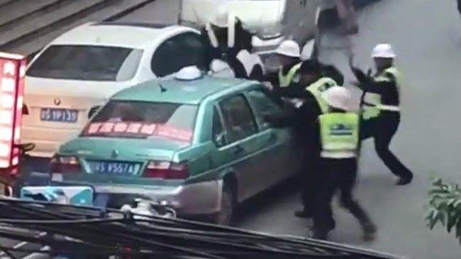 Siêu xe Audi R8 điên cuồng đâm đụng trốn cảnh sát