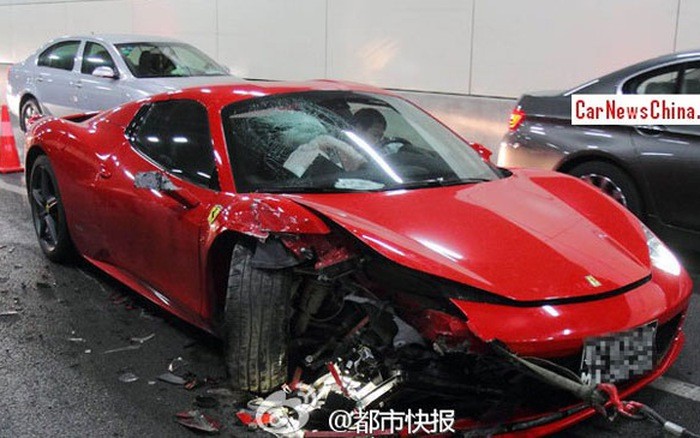 Nữ tài xế đâm nát siêu xe Ferrari đi thuê