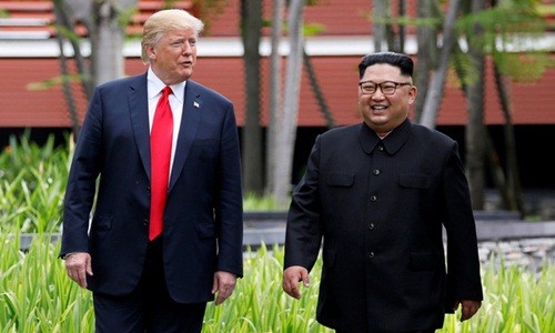 Tổng thống Mỹ Donald Trump và lãnh đạo Triều Tiên Kim Jong-un gặp gỡ tại Singapore hôm 12/6. Ảnh: Reuters.