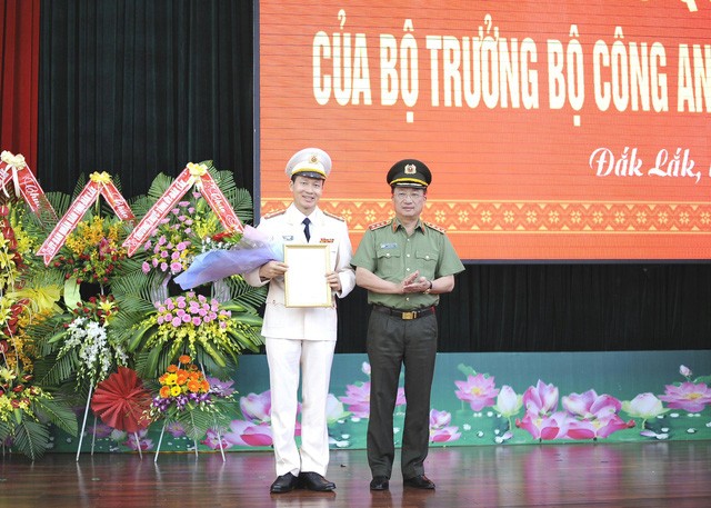 Đại tá Vũ Hồng Văn (trái) được bổ nhiệm chức vụ Giám đốc Công an tỉnh Đắk Lắk.