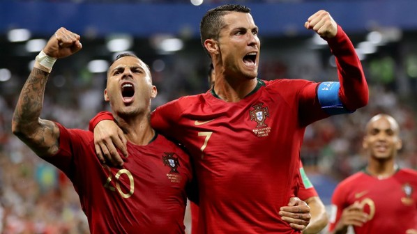 Những bàn thắng của các cầu thủ kỳ cựu là Ronaldo và Quaresma đã đưa Bồ Đào Nha vào vòng loại trực tiếp. Ảnh: FIFA.